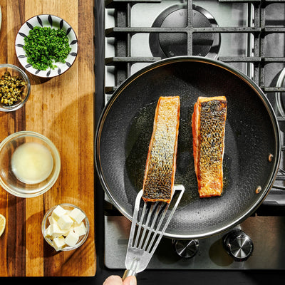 Cooking salmon in hybrid frying pan