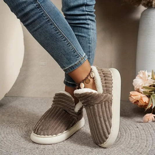 Thermal house slippers plush lining detail